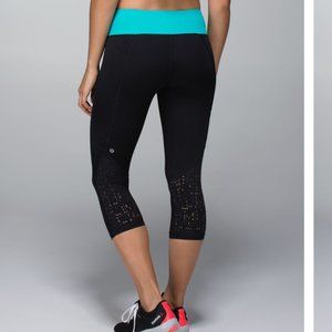 Lululemon Water Bound Crop in Black/Blue Tropics Size L 10/12